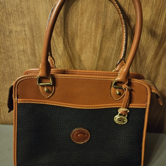 Dooney & Bourke black and tan shoulder bag - Picture 1 of 5